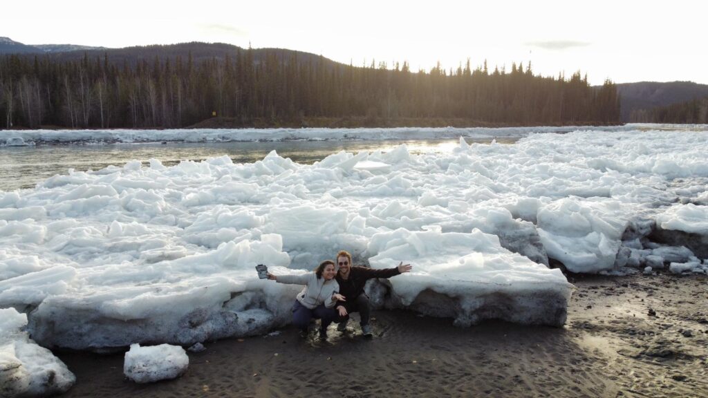 gigantische Eisschollen auf dem WEg Richtung Yukon; Wintercamping im Yukon
