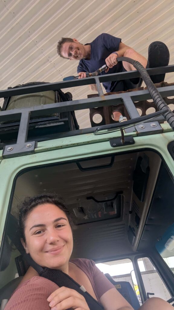 Anna und Michi sind mit unserem Greeny beim Tanken. Wir brauchen Sprit für unser Aggregat. Die Reise auf der Panamericana ist oft sehr Sonnenkarg.