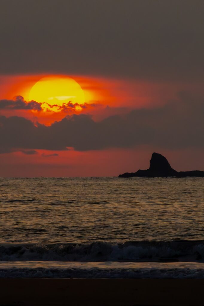 Ein Traumhafter Sonnenuntergang am Strand. Die Sonne Steht schon tief und ist als leuchtender Feuerball zu sehen. Ein Traum auf der Panamericana.