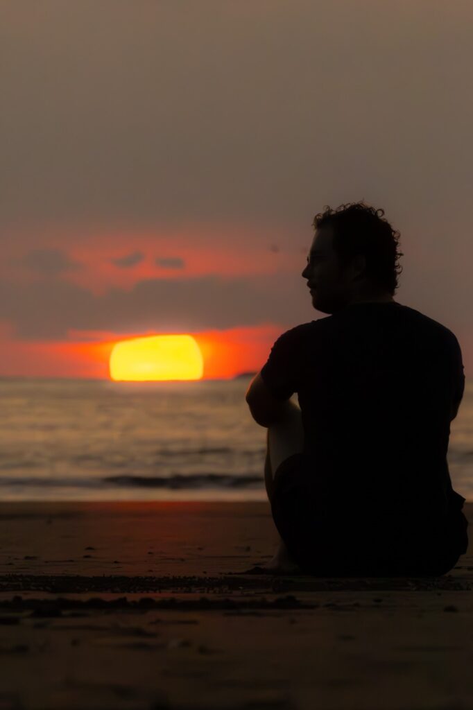 Ein Traumhafter Sonnenuntergang am Strand. Die Sonne Steht schon tief und ist als leuchtender Feuerball zu sehen.